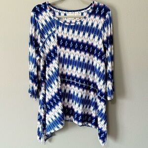 Chico's Zenergy Ikat Seam Detail Tunic Top Blue 3/4 Sleeve Sharkbite Hem Size 2